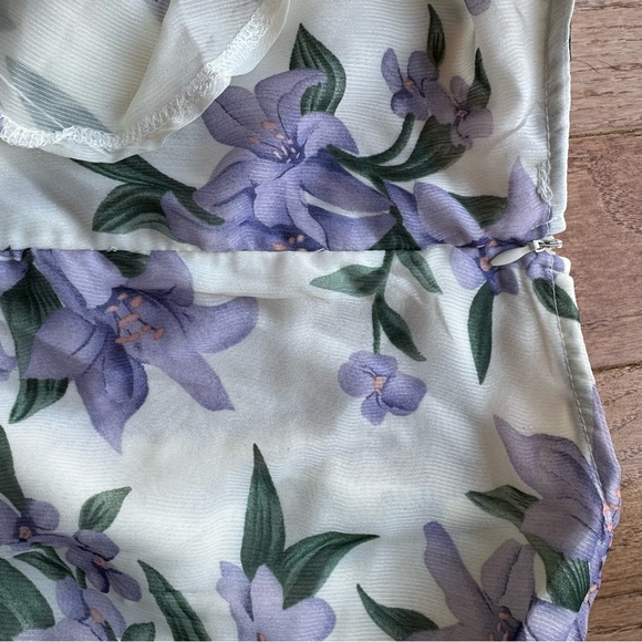 Saint + Secrets Floral V-Neck Dress - Picture 5 of 8